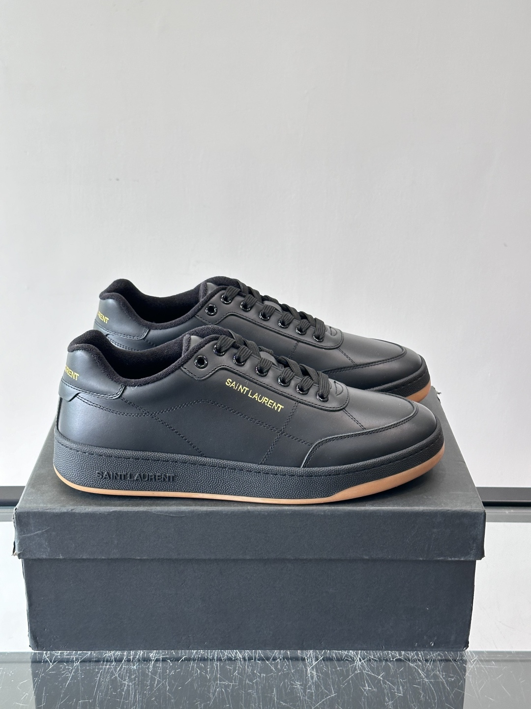 圣罗兰SL20休闲鞋，简约复古设计，牛皮革+多色拼接，侧面金色logo超有辨识度。鞋底轻便舒适，日常通勤