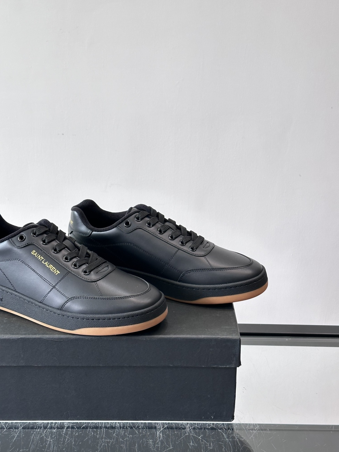 圣罗兰SL20休闲鞋，简约复古设计，牛皮革+多色拼接，侧面金色logo超有辨识度。鞋底轻便舒适，日常通勤