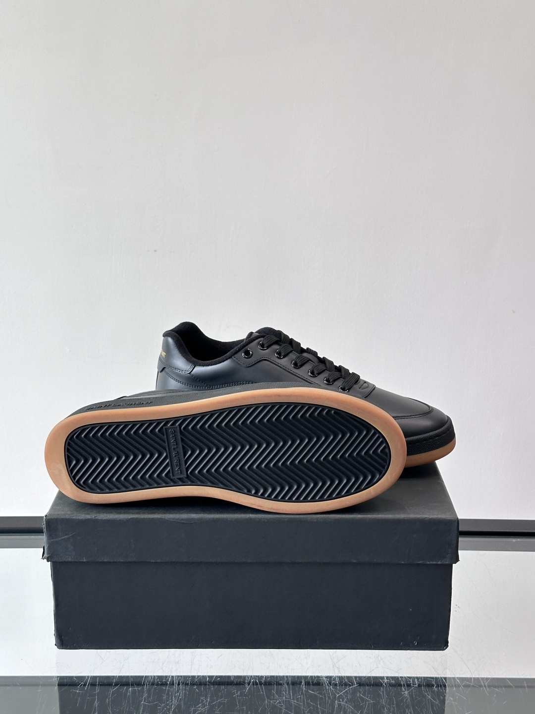 圣罗兰SL20休闲鞋，简约复古设计，牛皮革+多色拼接，侧面金色logo超有辨识度。鞋底轻便舒适，日常通勤