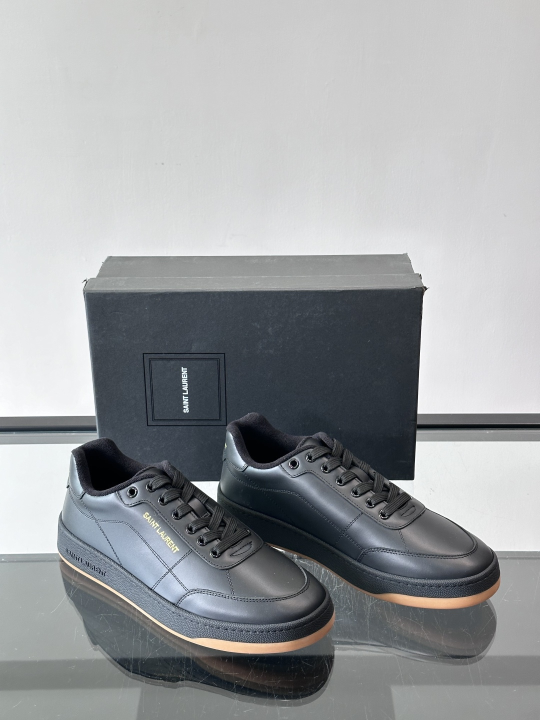 圣罗兰SL20休闲鞋，简约复古设计，牛皮革+多色拼接，侧面金色logo超有辨识度。鞋底轻便舒适，日常通勤