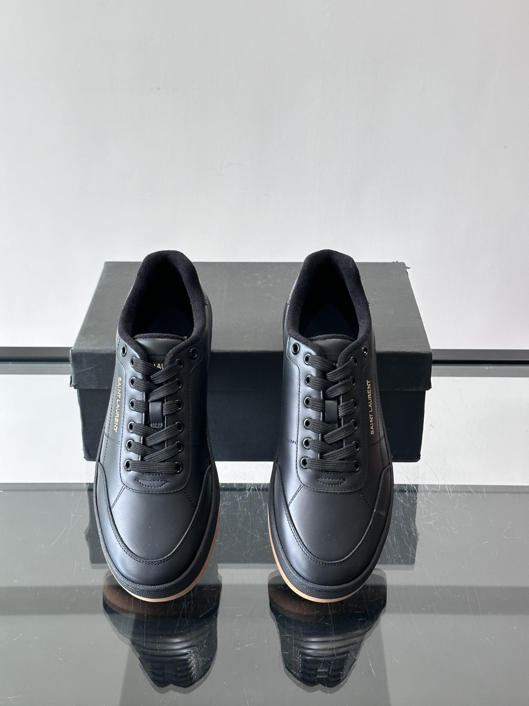 圣罗兰SL20休闲鞋，简约复古设计，牛皮革+多色拼接，侧面金色logo超有辨识度。鞋底轻便舒适，日常通勤