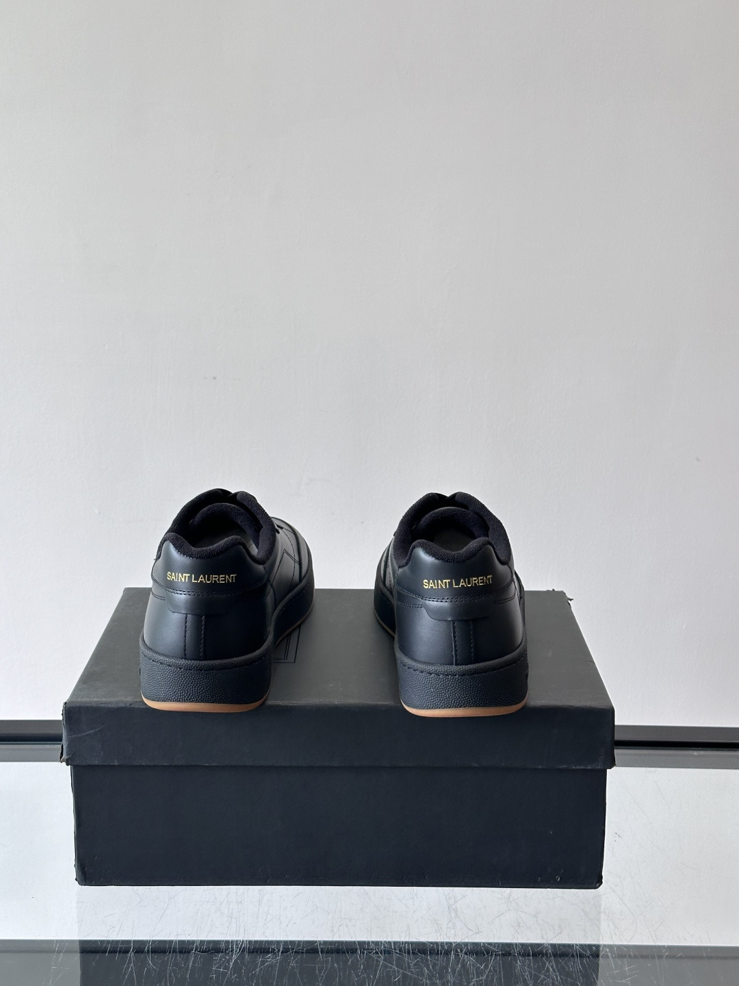 圣罗兰SL20休闲鞋，简约复古设计，牛皮革+多色拼接，侧面金色logo超有辨识度。鞋底轻便舒适，日常通勤