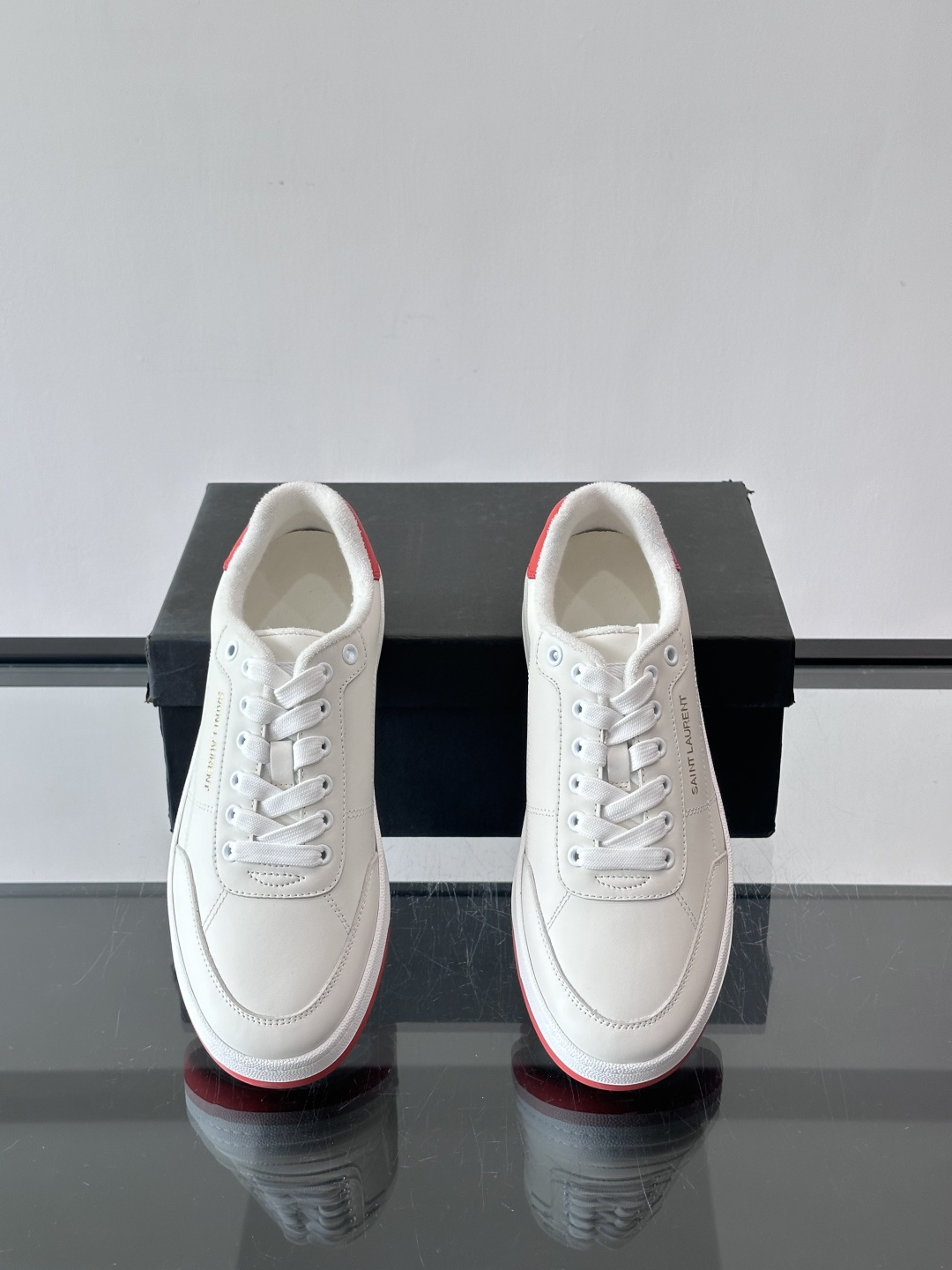 圣罗兰SL20休闲鞋，简约复古设计，牛皮革+多色拼接，侧面金色logo超有辨识度。鞋底轻便舒适，日常通勤