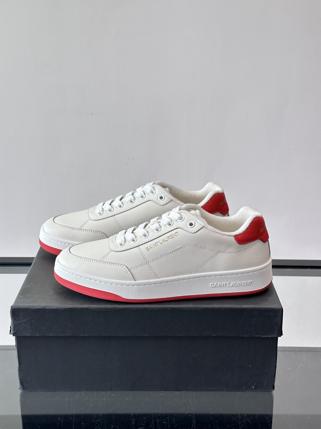 圣罗兰SL20休闲鞋，简约复古设计，牛皮革+多色拼接，侧面金色logo超有辨识度。鞋底轻便舒适，日常通勤