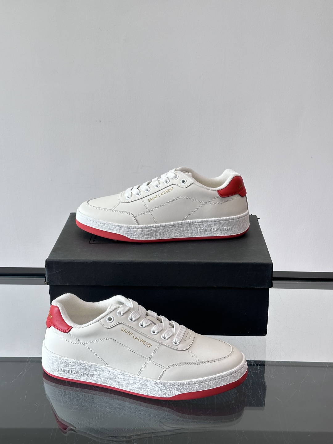 圣罗兰SL20休闲鞋，简约复古设计，牛皮革+多色拼接，侧面金色logo超有辨识度。鞋底轻便舒适，日常通勤