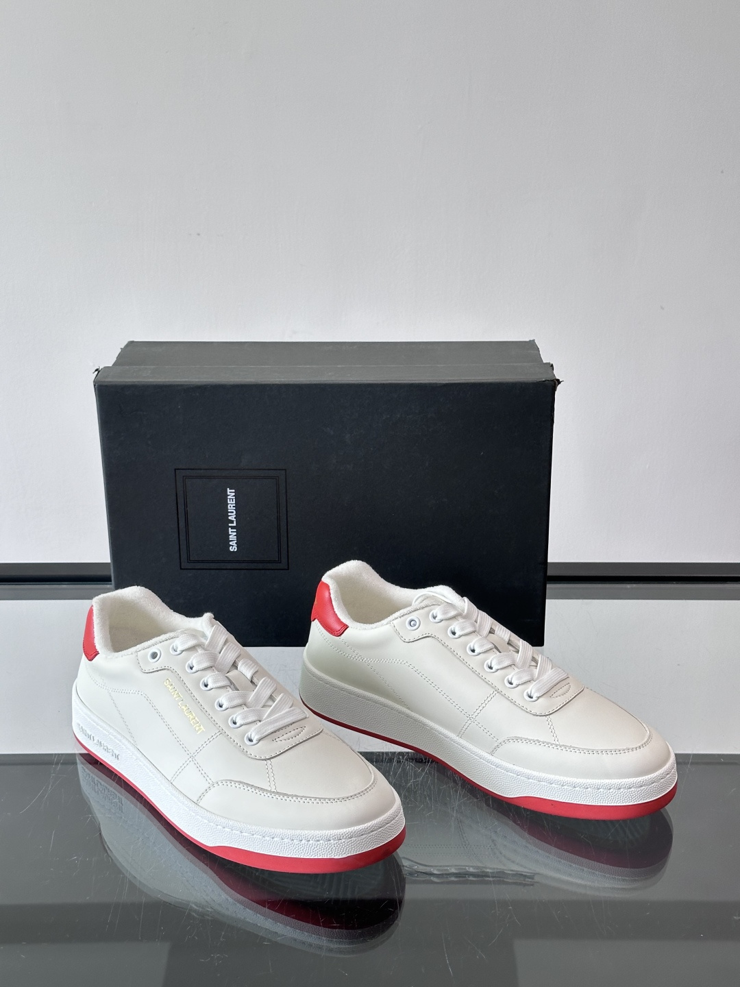 圣罗兰SL20休闲鞋，简约复古设计，牛皮革+多色拼接，侧面金色logo超有辨识度。鞋底轻便舒适，日常通勤