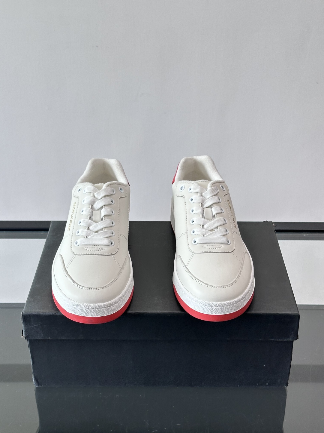 圣罗兰SL20休闲鞋，简约复古设计，牛皮革+多色拼接，侧面金色logo超有辨识度。鞋底轻便舒适，日常通勤