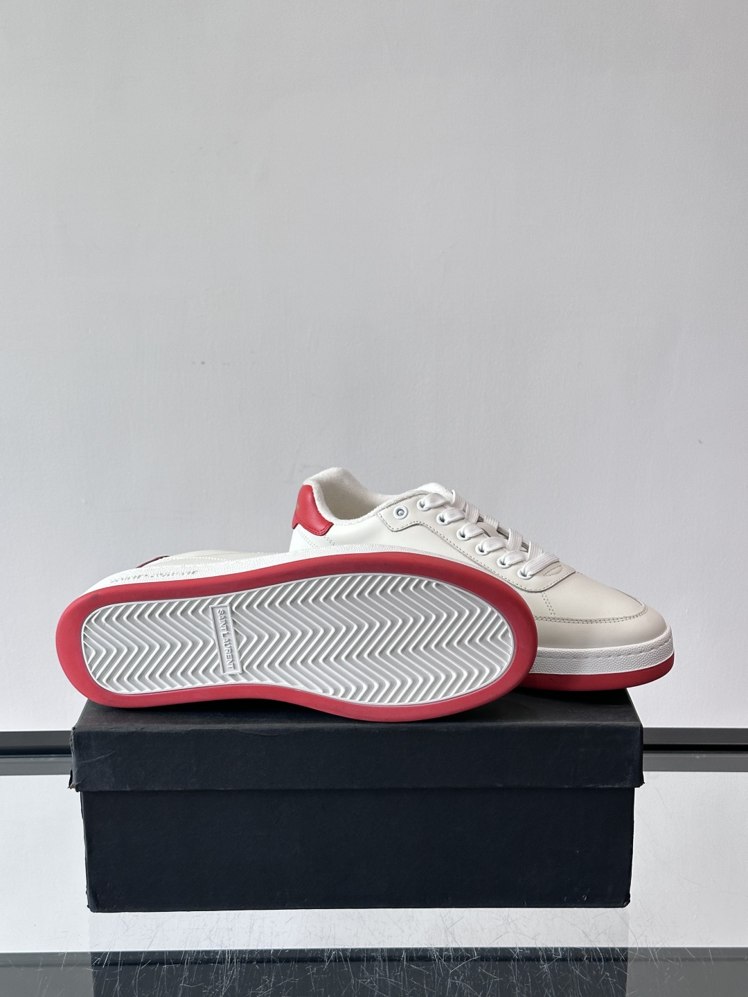 圣罗兰SL20休闲鞋，简约复古设计，牛皮革+多色拼接，侧面金色logo超有辨识度。鞋底轻便舒适，日常通勤