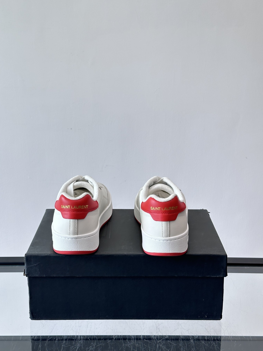 圣罗兰SL20休闲鞋，简约复古设计，牛皮革+多色拼接，侧面金色logo超有辨识度。鞋底轻便舒适，日常通勤