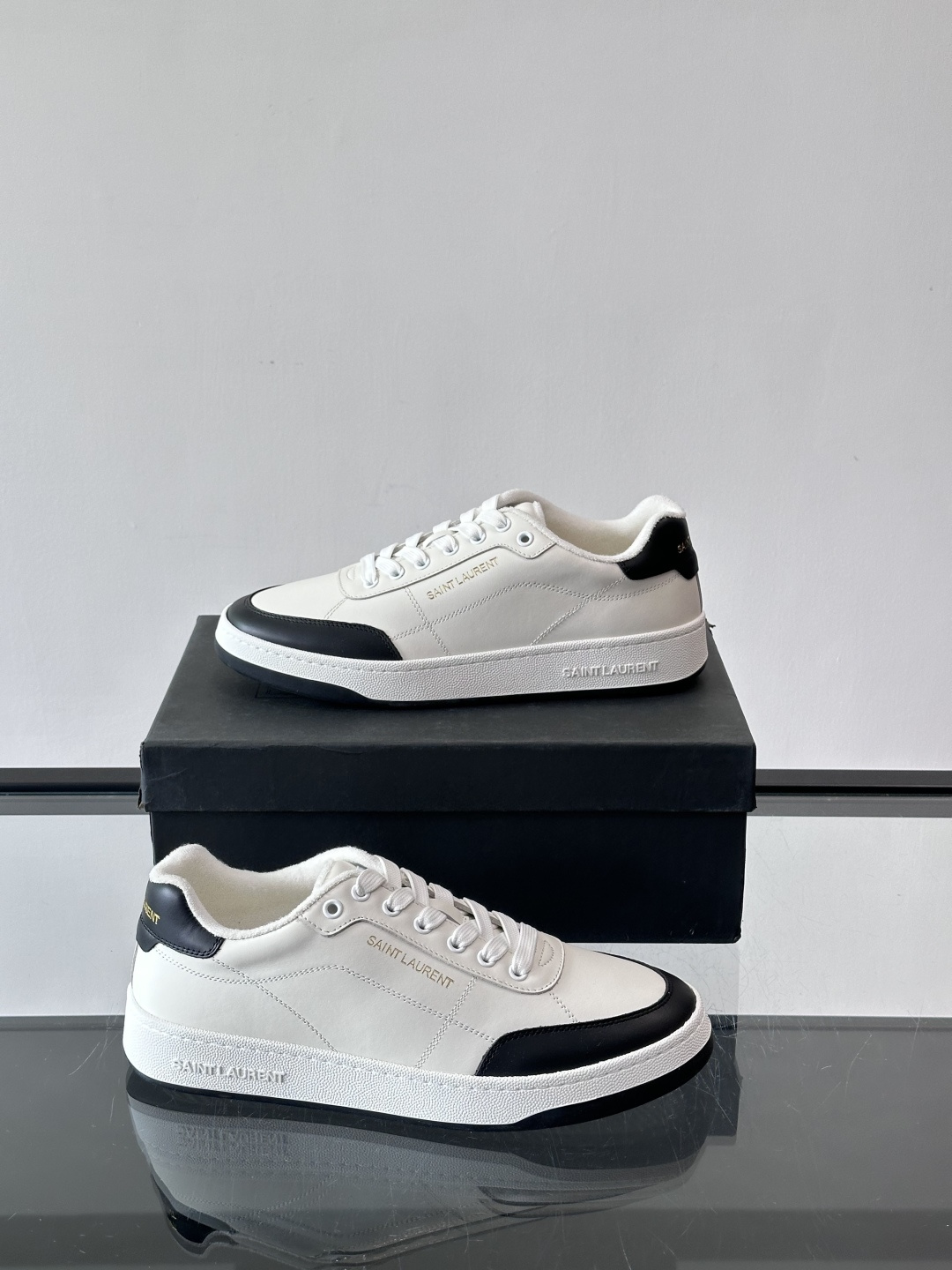 圣罗兰SL20休闲鞋，简约复古设计，牛皮革+多色拼接，侧面金色logo超有辨识度。鞋底轻便舒适，日常通勤