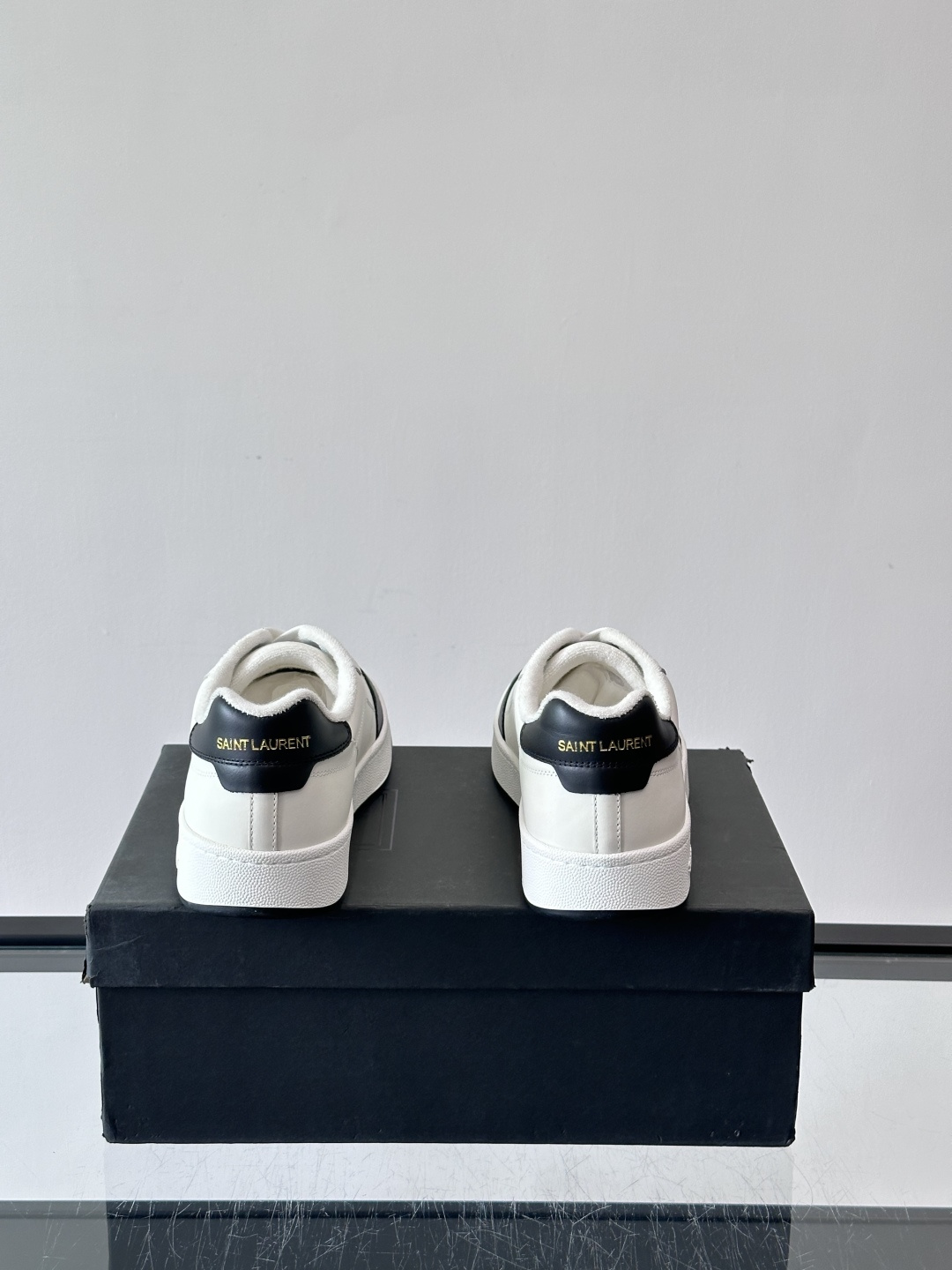 圣罗兰SL20休闲鞋，简约复古设计，牛皮革+多色拼接，侧面金色logo超有辨识度。鞋底轻便舒适，日常通勤