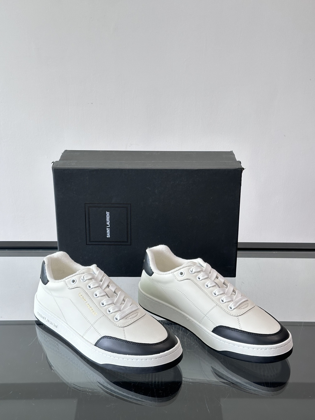 圣罗兰SL20休闲鞋，简约复古设计，牛皮革+多色拼接，侧面金色logo超有辨识度。鞋底轻便舒适，日常通勤