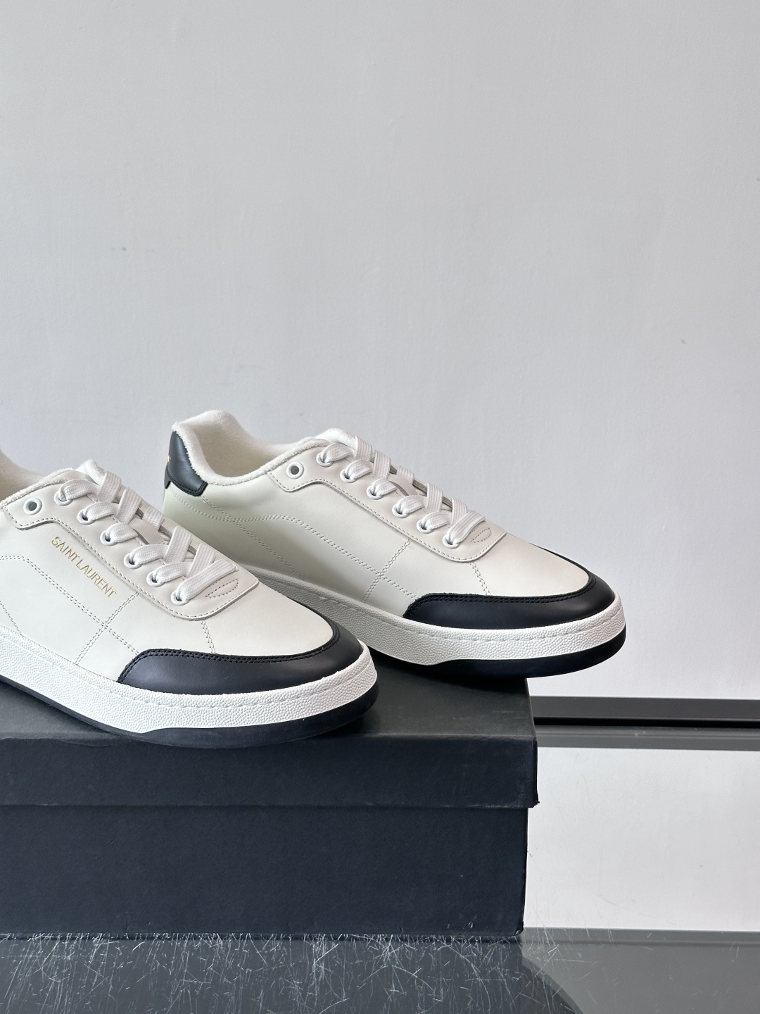 圣罗兰SL20休闲鞋，简约复古设计，牛皮革+多色拼接，侧面金色logo超有辨识度。鞋底轻便舒适，日常通勤