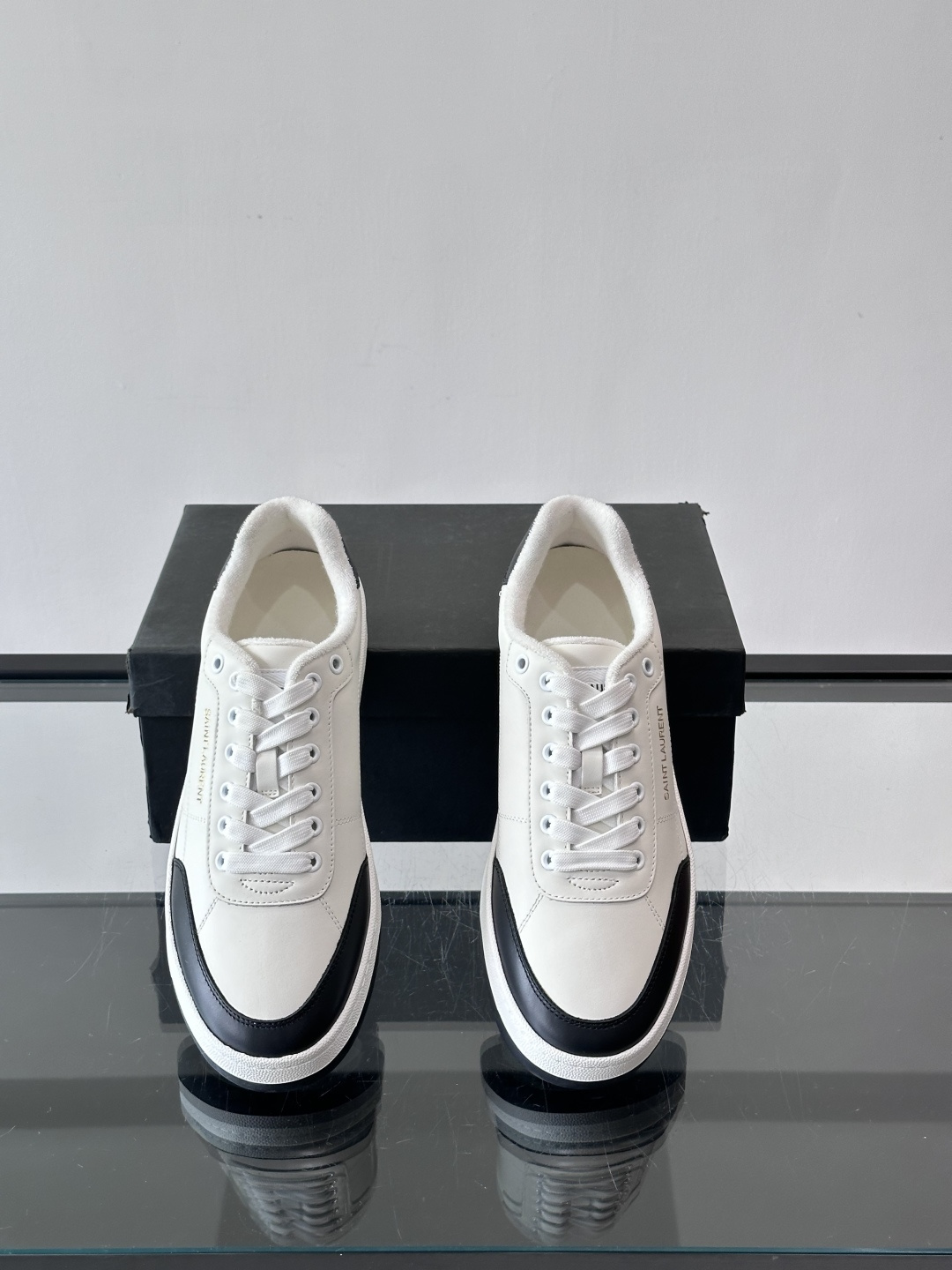 圣罗兰SL20休闲鞋，简约复古设计，牛皮革+多色拼接，侧面金色logo超有辨识度。鞋底轻便舒适，日常通勤