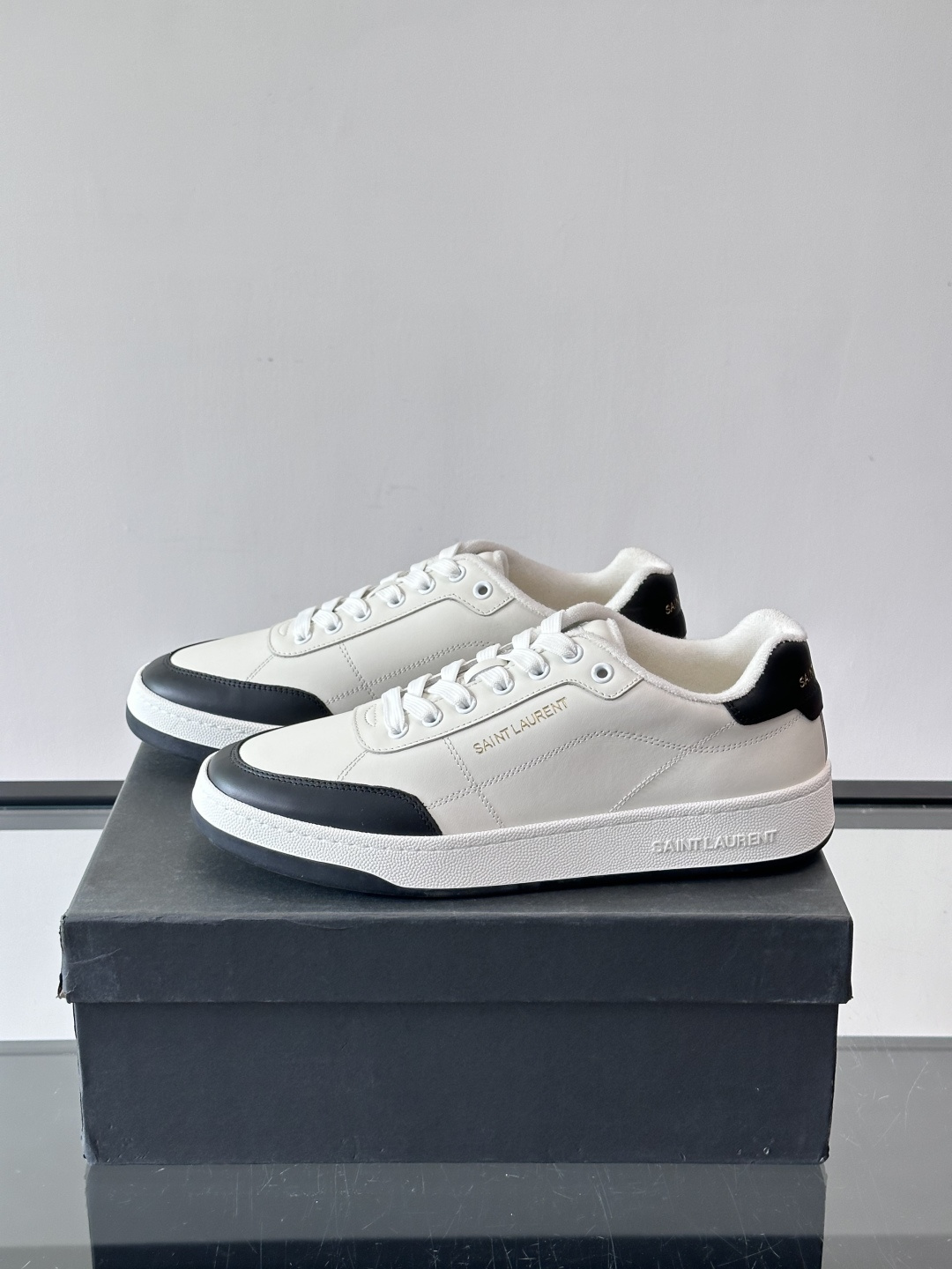 圣罗兰SL20休闲鞋，简约复古设计，牛皮革+多色拼接，侧面金色logo超有辨识度。鞋底轻便舒适，日常通勤