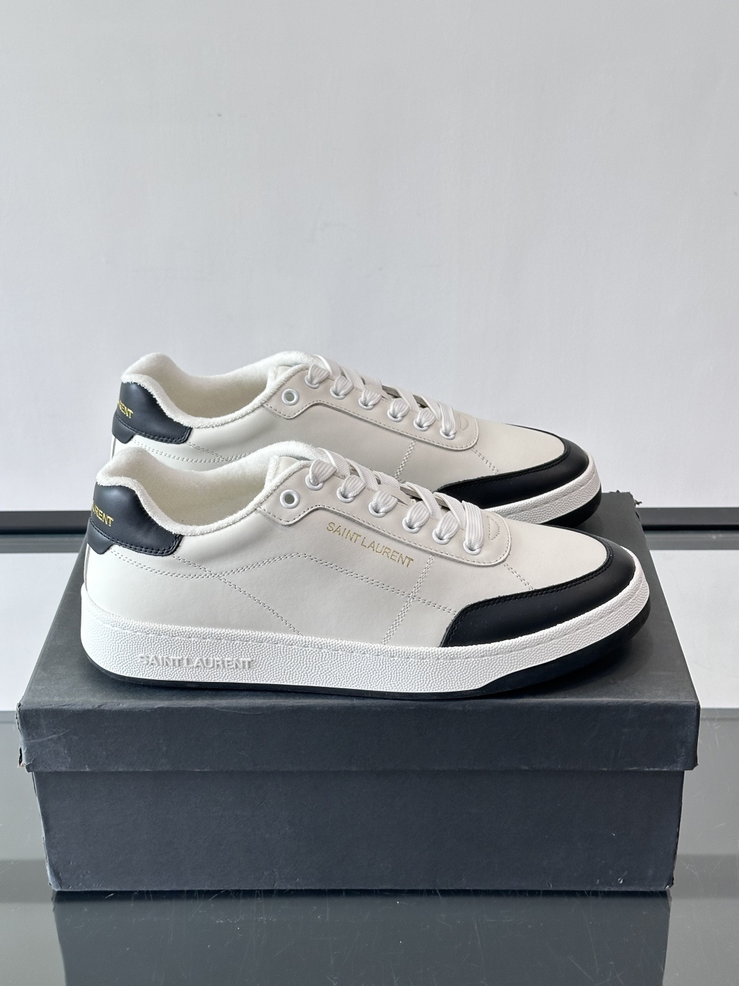 圣罗兰SL20休闲鞋，简约复古设计，牛皮革+多色拼接，侧面金色logo超有辨识度。鞋底轻便舒适，日常通勤