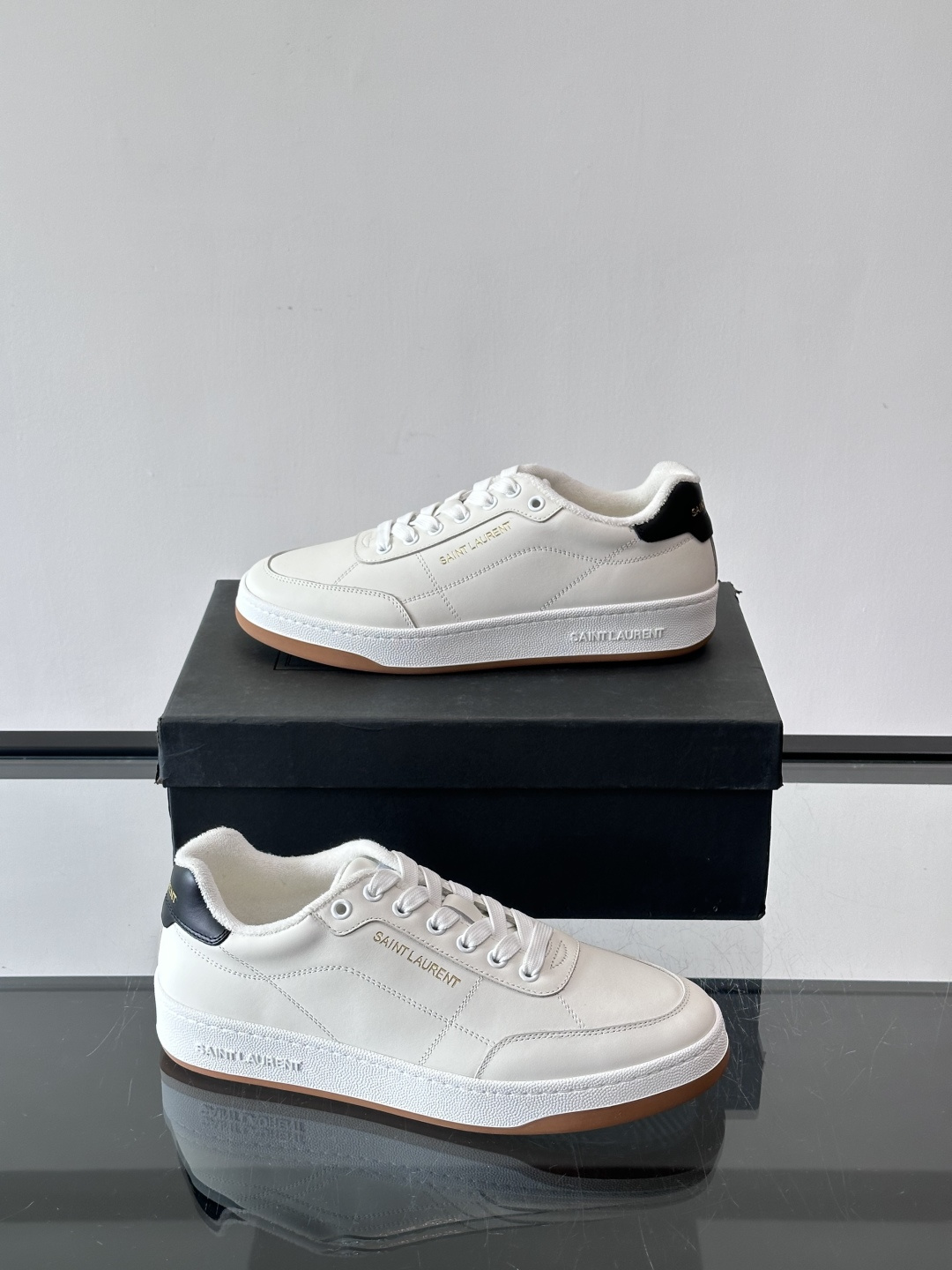 圣罗兰SL20休闲鞋，简约复古设计，牛皮革+多色拼接，侧面金色logo超有辨识度。鞋底轻便舒适，日常通勤