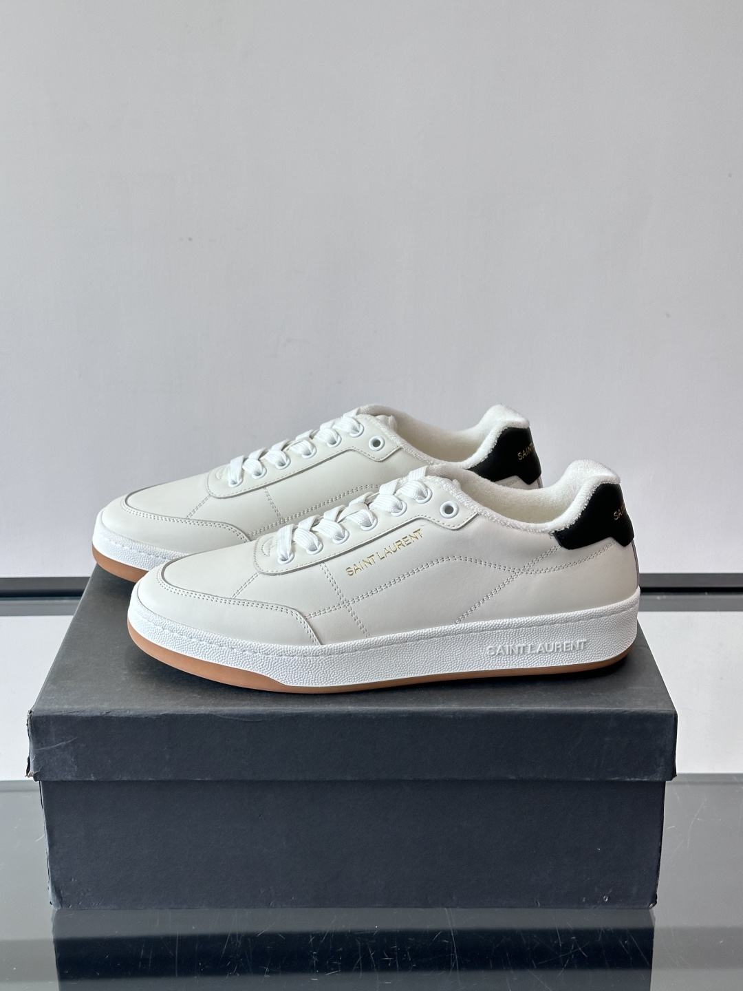 圣罗兰SL20休闲鞋，简约复古设计，牛皮革+多色拼接，侧面金色logo超有辨识度。鞋底轻便舒适，日常通勤