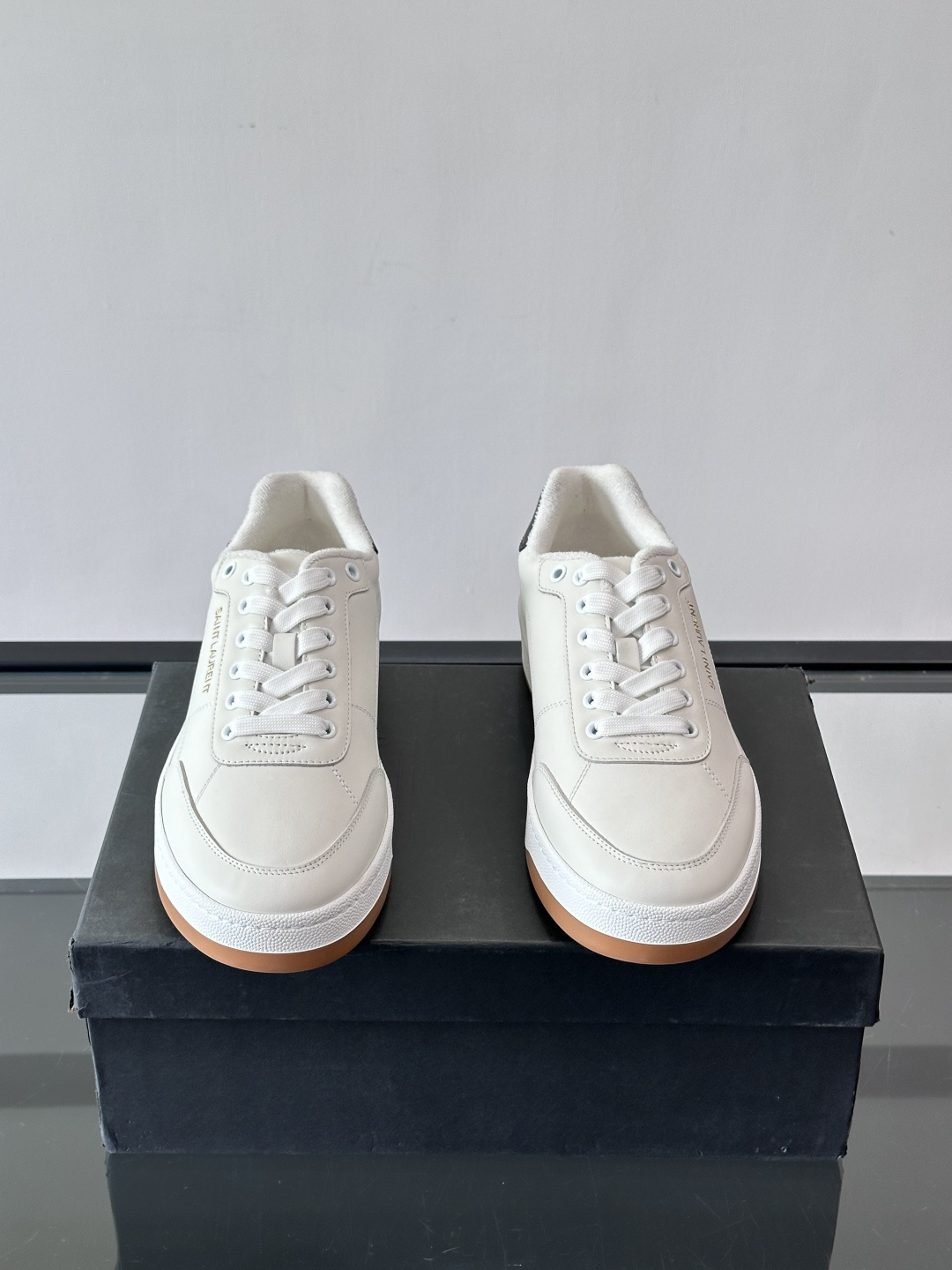 圣罗兰SL20休闲鞋，简约复古设计，牛皮革+多色拼接，侧面金色logo超有辨识度。鞋底轻便舒适，日常通勤