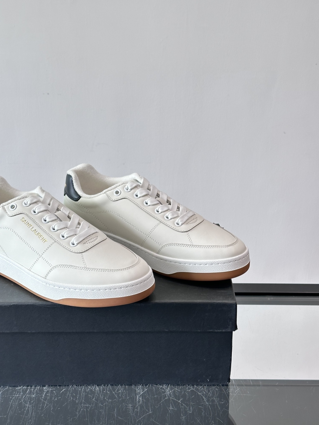 圣罗兰SL20休闲鞋，简约复古设计，牛皮革+多色拼接，侧面金色logo超有辨识度。鞋底轻便舒适，日常通勤