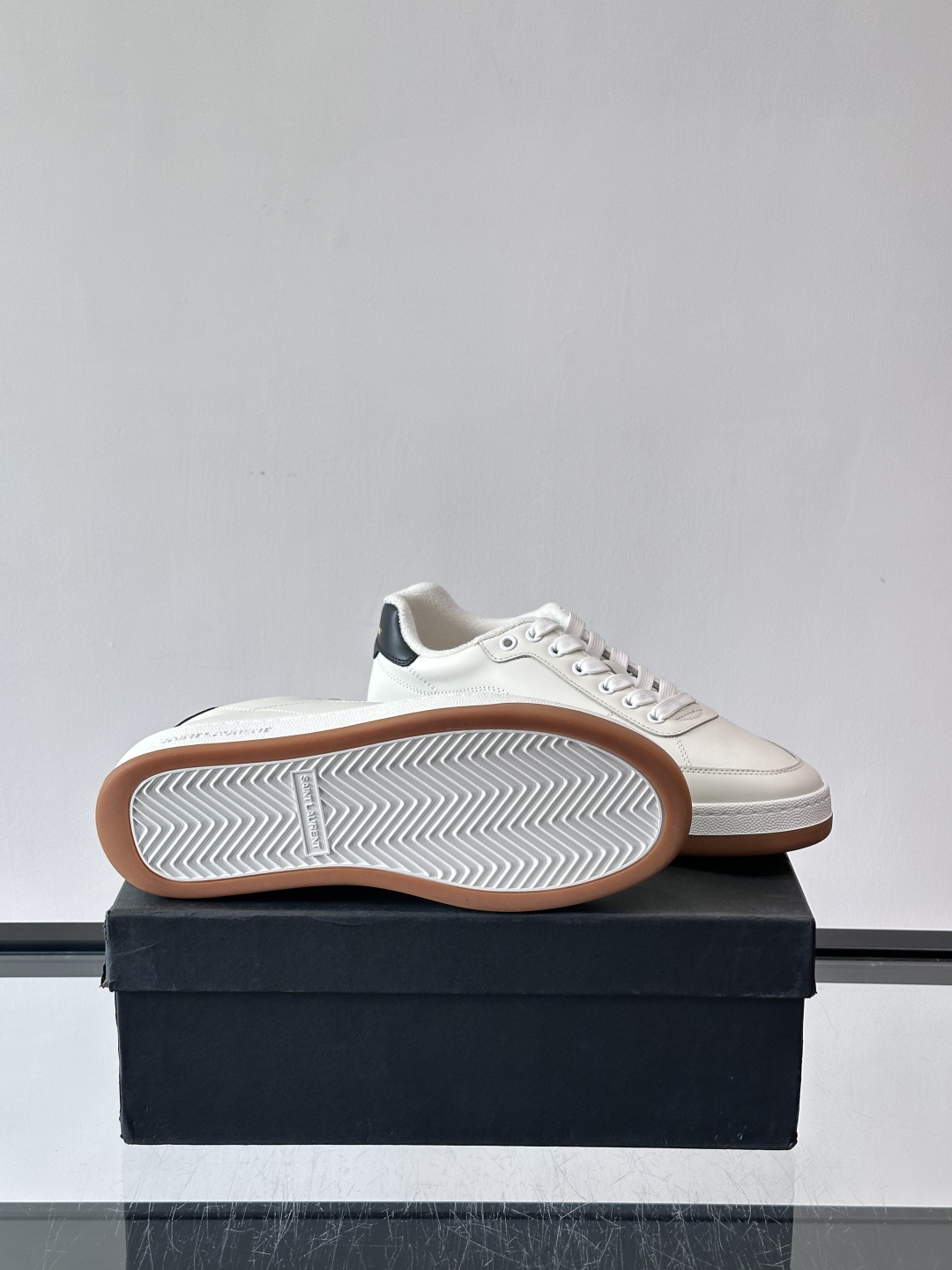 圣罗兰SL20休闲鞋，简约复古设计，牛皮革+多色拼接，侧面金色logo超有辨识度。鞋底轻便舒适，日常通勤