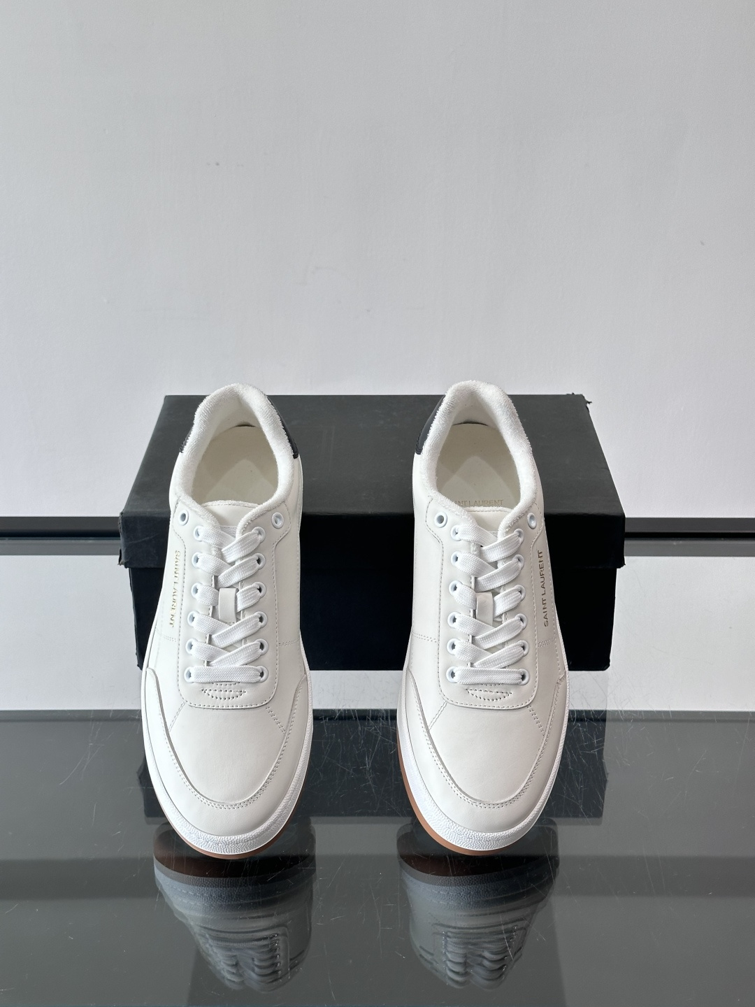 圣罗兰SL20休闲鞋，简约复古设计，牛皮革+多色拼接，侧面金色logo超有辨识度。鞋底轻便舒适，日常通勤