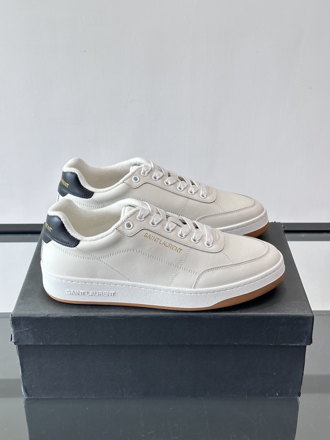 圣罗兰SL20休闲鞋，简约复古设计，牛皮革+多色拼接，侧面金色logo超有辨识度。鞋底轻便舒适，日常通勤