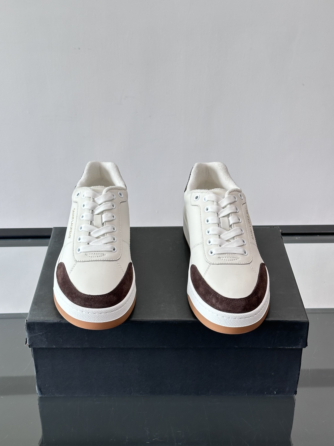 圣罗兰SL20休闲鞋，简约复古设计，牛皮革+多色拼接，侧面金色logo超有辨识度。鞋底轻便舒适，日常通勤