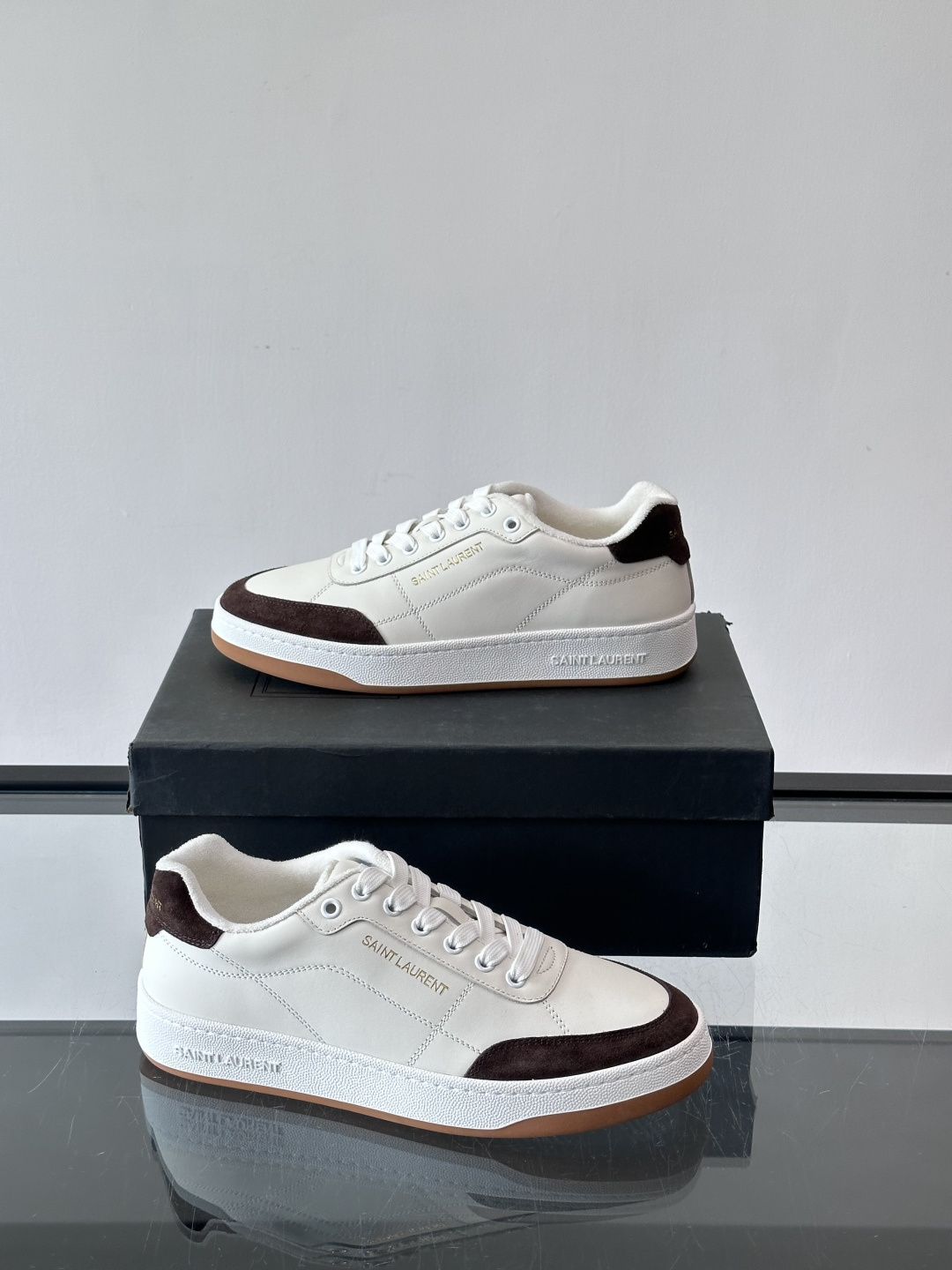 圣罗兰SL20休闲鞋，简约复古设计，牛皮革+多色拼接，侧面金色logo超有辨识度。鞋底轻便舒适，日常通勤