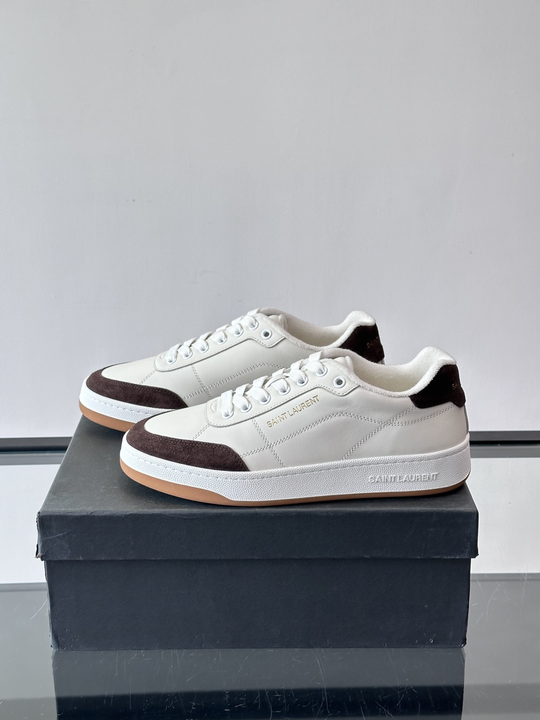 圣罗兰SL20休闲鞋，简约复古设计，牛皮革+多色拼接，侧面金色logo超有辨识度。鞋底轻便舒适，日常通勤