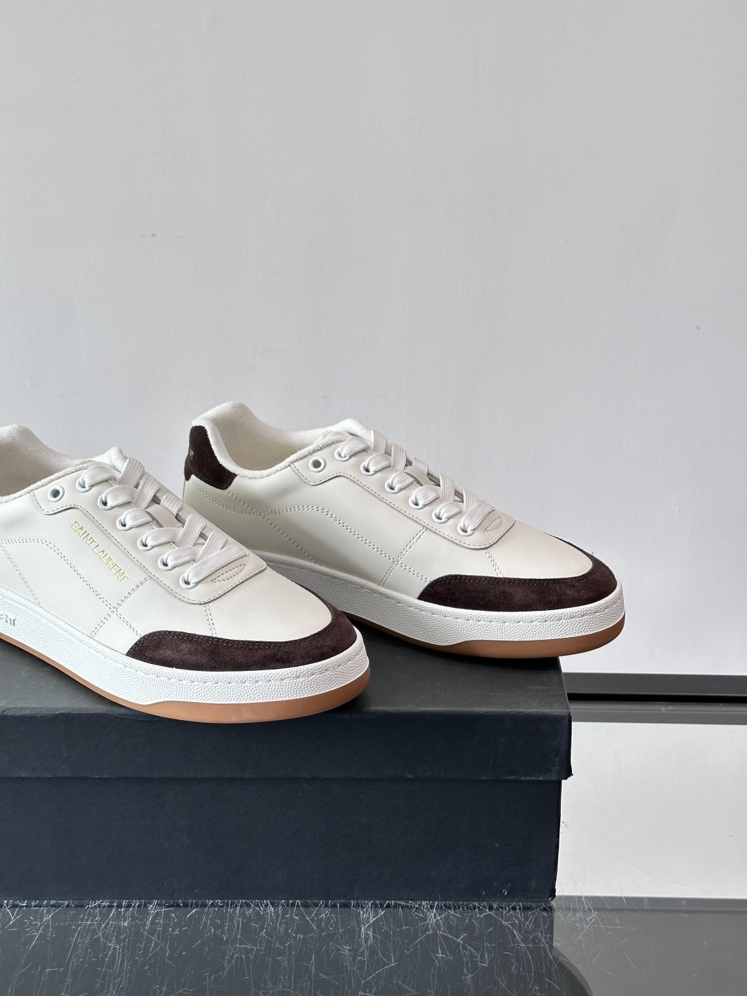 圣罗兰SL20休闲鞋，简约复古设计，牛皮革+多色拼接，侧面金色logo超有辨识度。鞋底轻便舒适，日常通勤