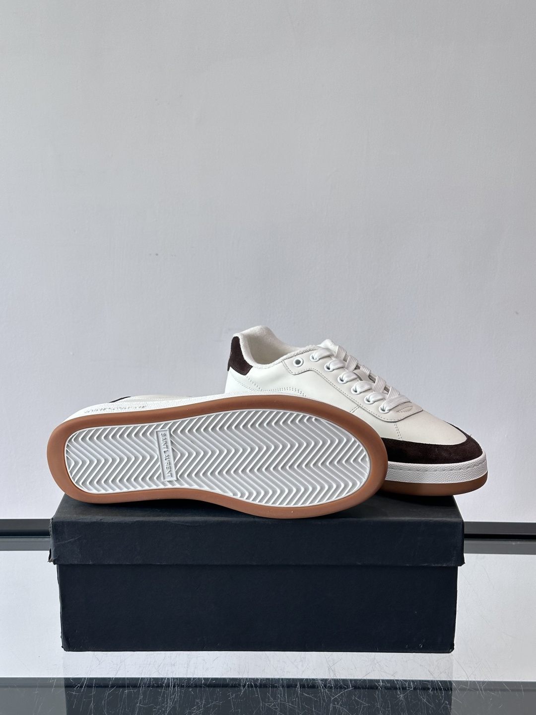 圣罗兰SL20休闲鞋，简约复古设计，牛皮革+多色拼接，侧面金色logo超有辨识度。鞋底轻便舒适，日常通勤