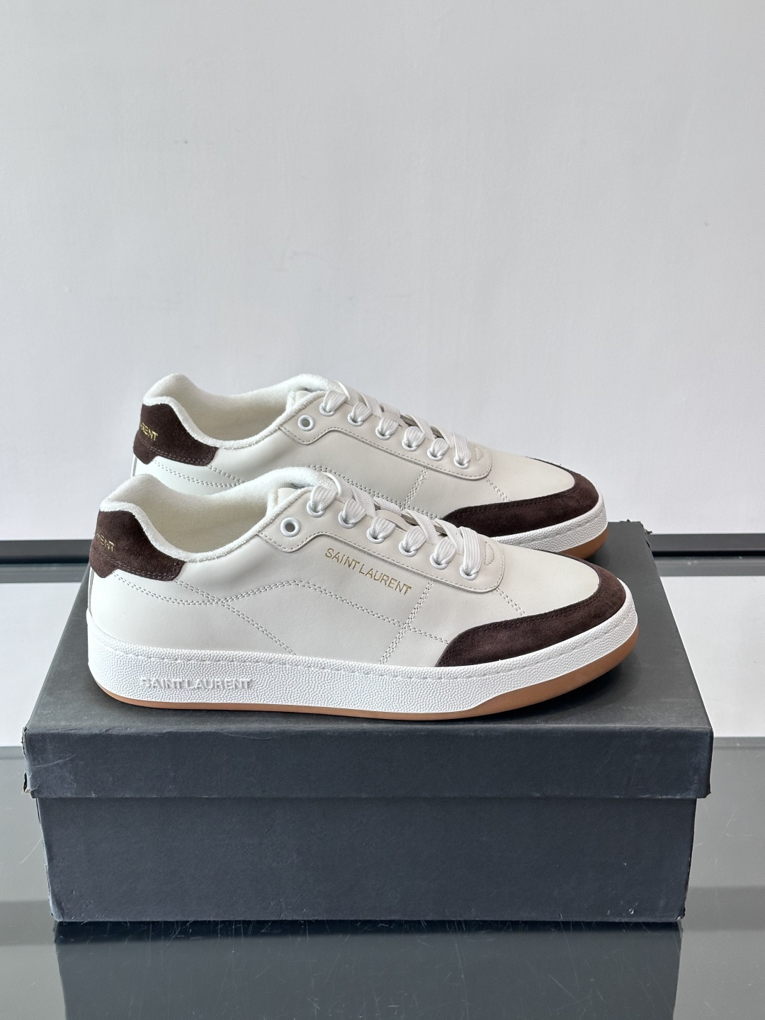 圣罗兰SL20休闲鞋，简约复古设计，牛皮革+多色拼接，侧面金色logo超有辨识度。鞋底轻便舒适，日常通勤