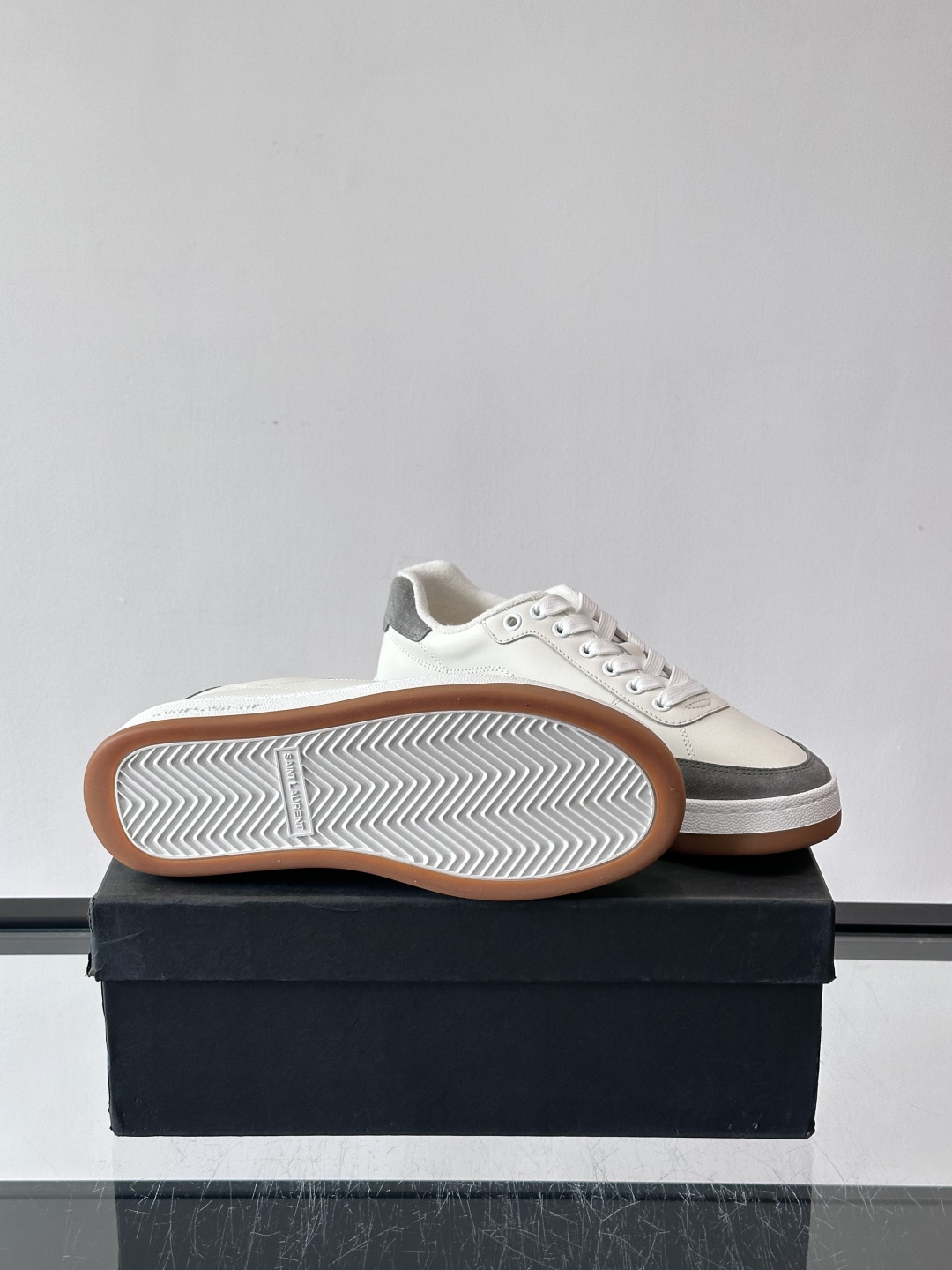 圣罗兰SL20休闲鞋，简约复古设计，牛皮革+多色拼接，侧面金色logo超有辨识度。鞋底轻便舒适，日常通勤