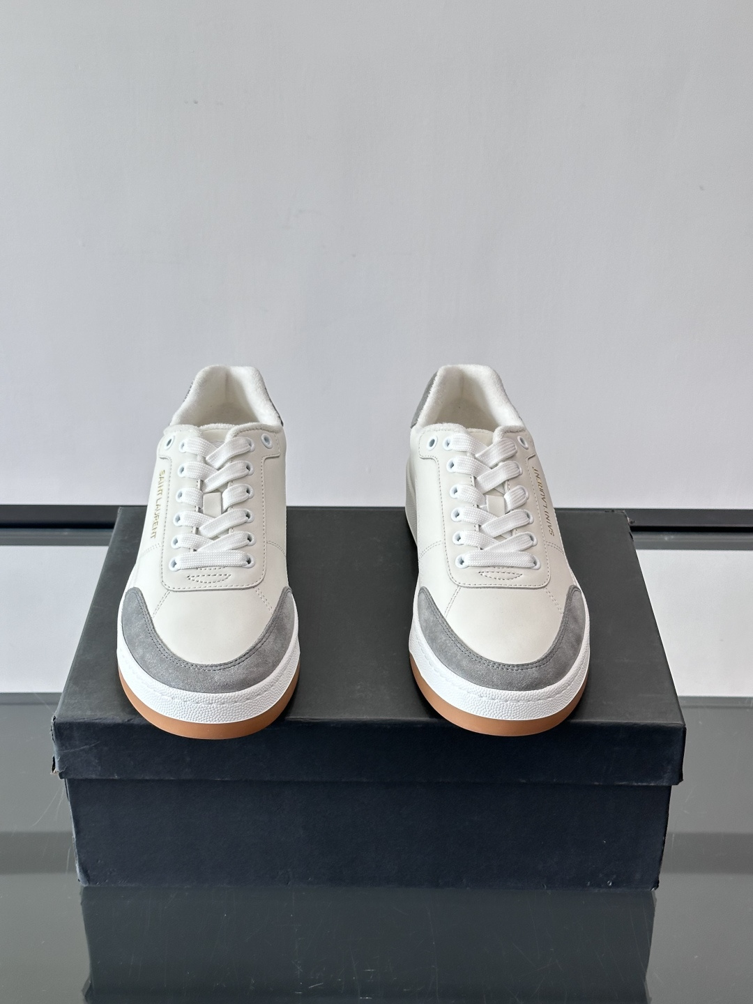 圣罗兰SL20休闲鞋，简约复古设计，牛皮革+多色拼接，侧面金色logo超有辨识度。鞋底轻便舒适，日常通勤