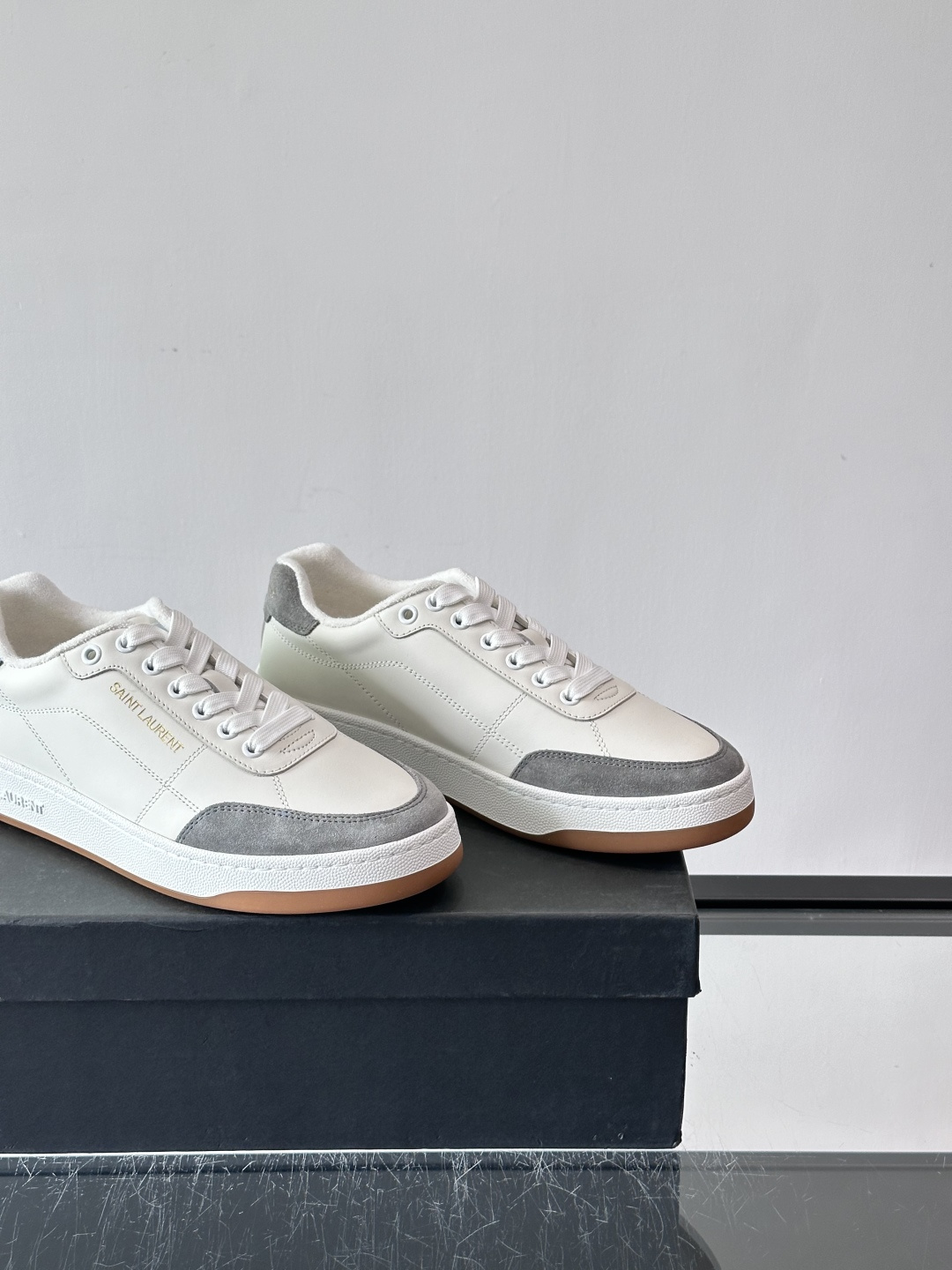 圣罗兰SL20休闲鞋，简约复古设计，牛皮革+多色拼接，侧面金色logo超有辨识度。鞋底轻便舒适，日常通勤