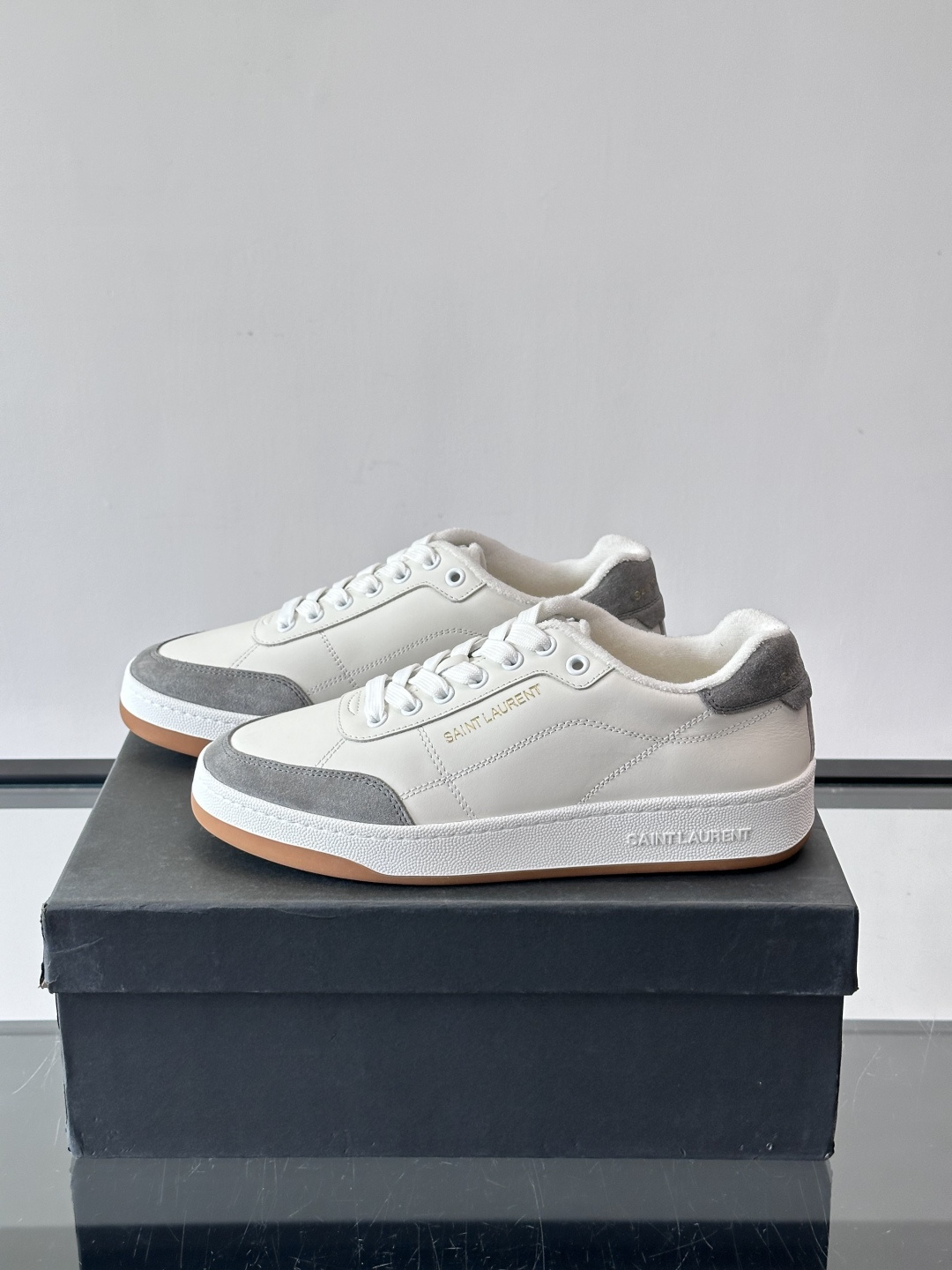 圣罗兰SL20休闲鞋，简约复古设计，牛皮革+多色拼接，侧面金色logo超有辨识度。鞋底轻便舒适，日常通勤