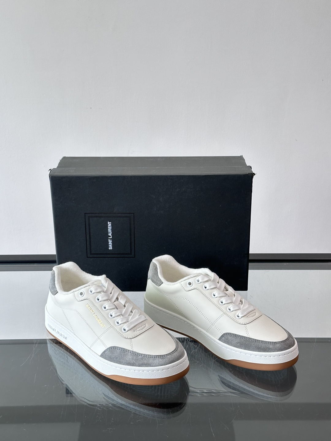 圣罗兰SL20休闲鞋，简约复古设计，牛皮革+多色拼接，侧面金色logo超有辨识度。鞋底轻便舒适，日常通勤