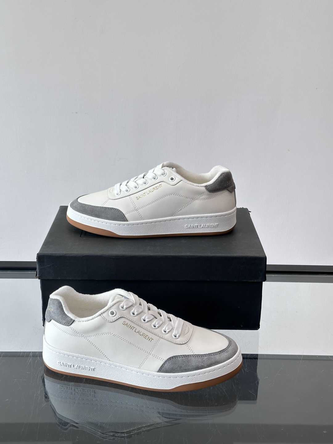 圣罗兰SL20休闲鞋，简约复古设计，牛皮革+多色拼接，侧面金色logo超有辨识度。鞋底轻便舒适，日常通勤