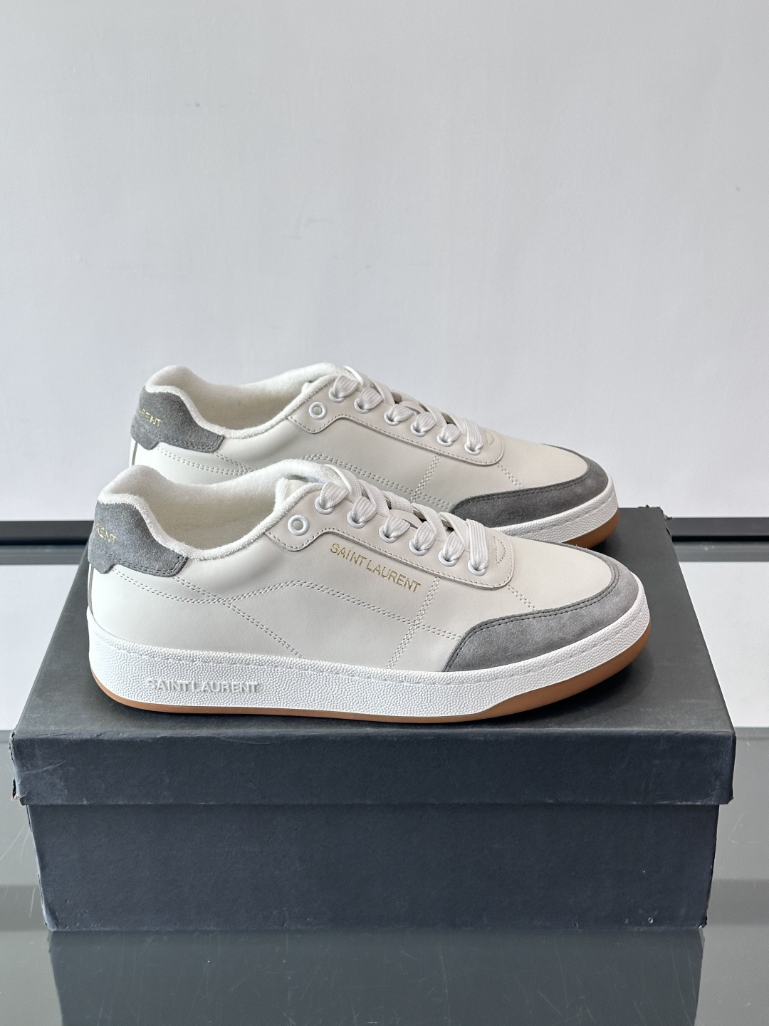 圣罗兰SL20休闲鞋，简约复古设计，牛皮革+多色拼接，侧面金色logo超有辨识度。鞋底轻便舒适，日常通勤