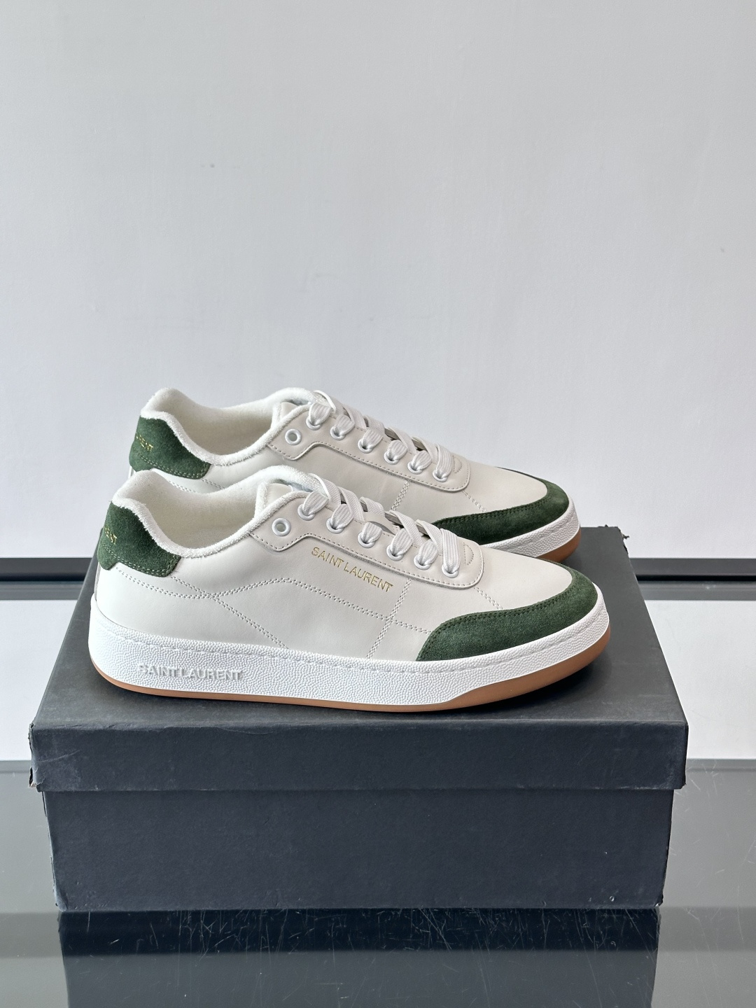 圣罗兰SL20休闲鞋，简约复古设计，牛皮革+多色拼接，侧面金色logo超有辨识度。鞋底轻便舒适，日常通勤