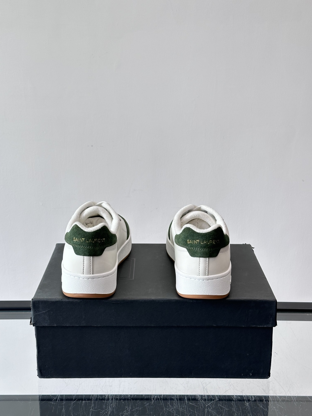 圣罗兰SL20休闲鞋，简约复古设计，牛皮革+多色拼接，侧面金色logo超有辨识度。鞋底轻便舒适，日常通勤