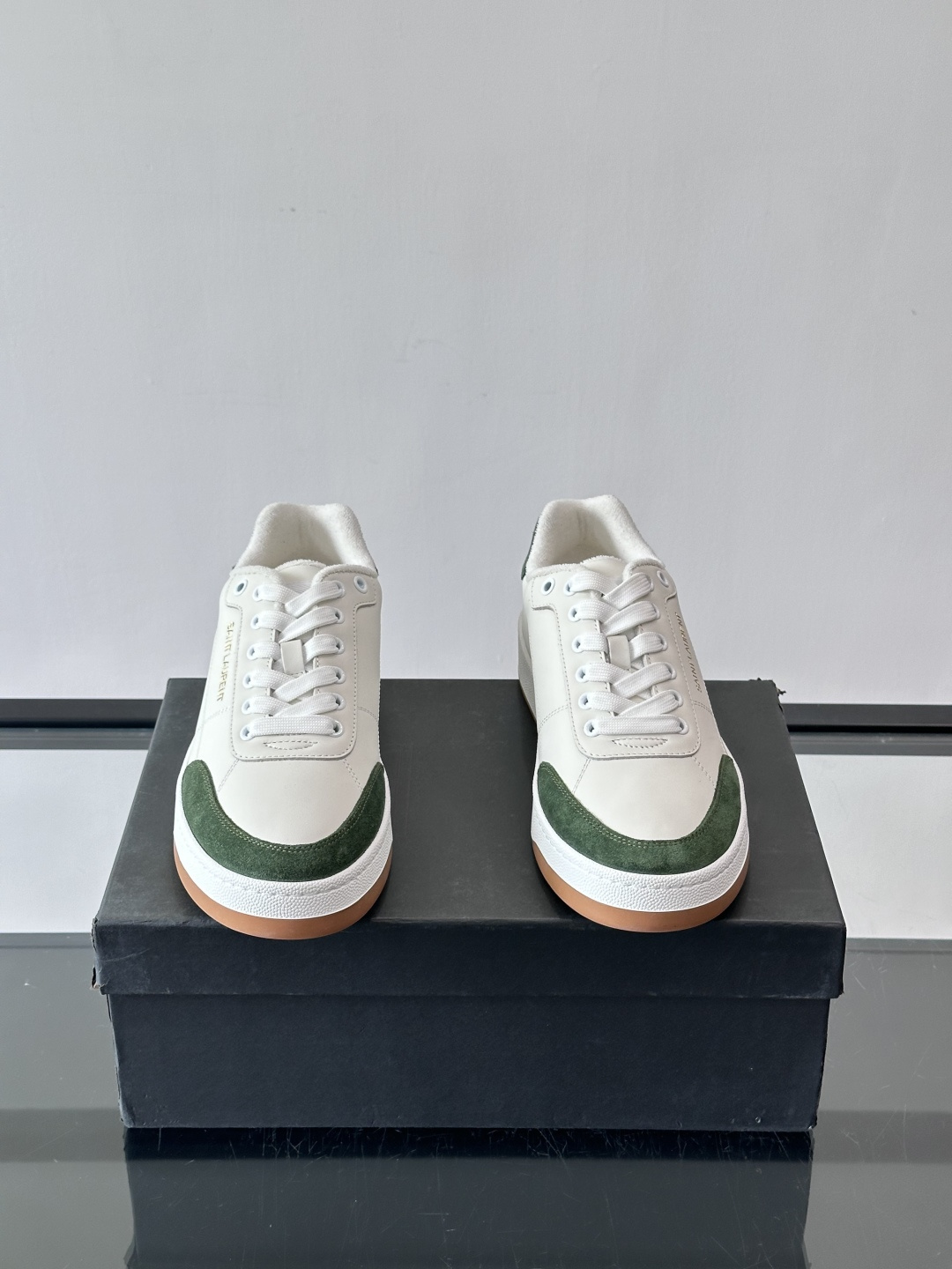 圣罗兰SL20休闲鞋，简约复古设计，牛皮革+多色拼接，侧面金色logo超有辨识度。鞋底轻便舒适，日常通勤