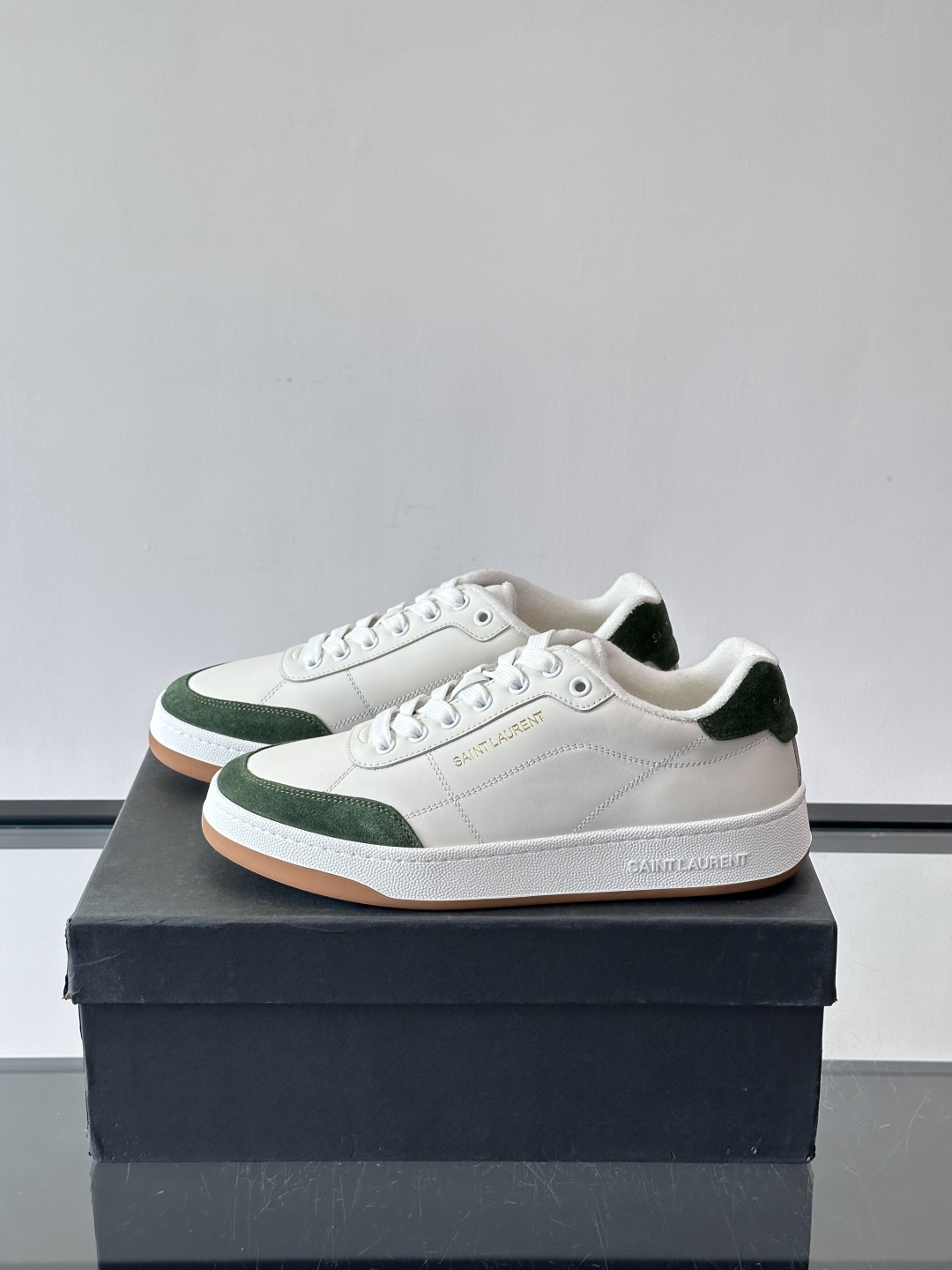 圣罗兰SL20休闲鞋，简约复古设计，牛皮革+多色拼接，侧面金色logo超有辨识度。鞋底轻便舒适，日常通勤