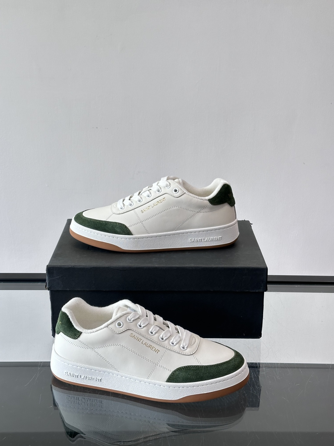 圣罗兰SL20休闲鞋，简约复古设计，牛皮革+多色拼接，侧面金色logo超有辨识度。鞋底轻便舒适，日常通勤