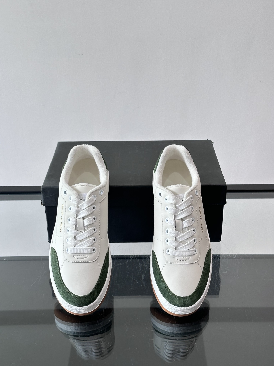 圣罗兰SL20休闲鞋，简约复古设计，牛皮革+多色拼接，侧面金色logo超有辨识度。鞋底轻便舒适，日常通勤