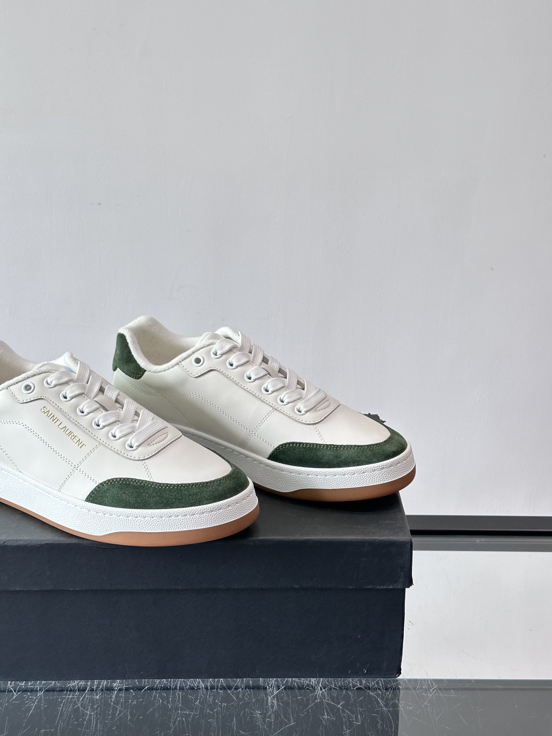 圣罗兰SL20休闲鞋，简约复古设计，牛皮革+多色拼接，侧面金色logo超有辨识度。鞋底轻便舒适，日常通勤