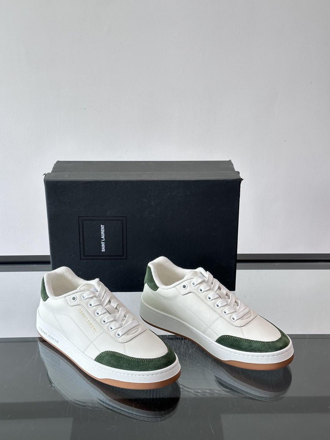 圣罗兰SL20休闲鞋，简约复古设计，牛皮革+多色拼接，侧面金色logo超有辨识度。鞋底轻便舒适，日常通勤