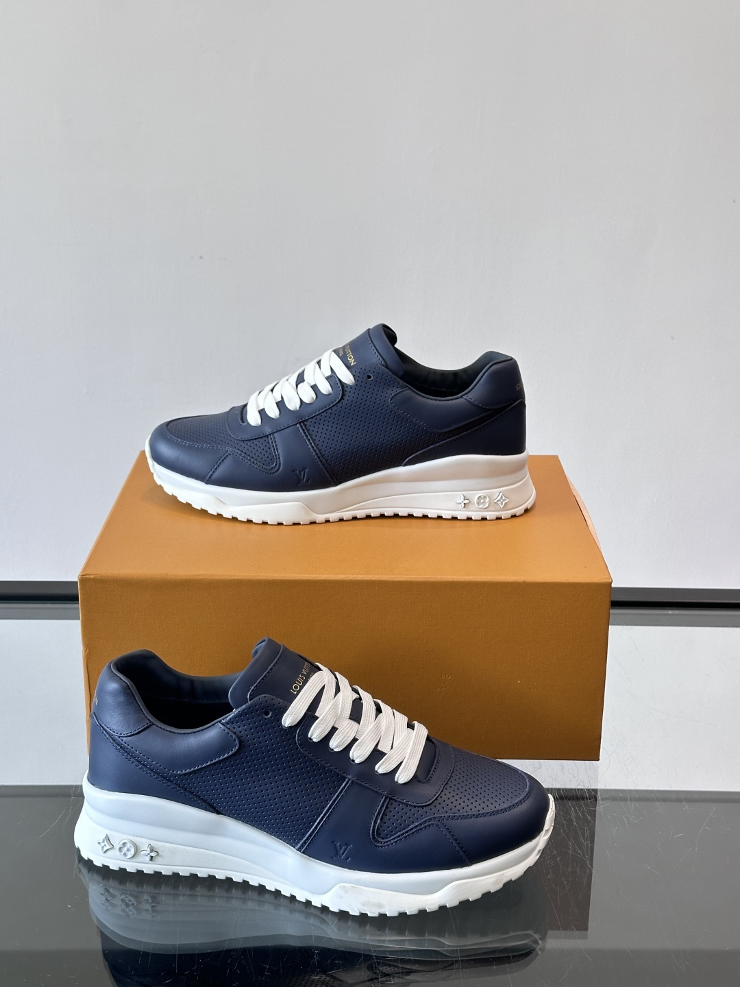 🖤LV Run Away男士运动鞋，头层牛皮+Monogram压纹，质感细腻又耐用。鞋底发泡+橡胶，轻盈