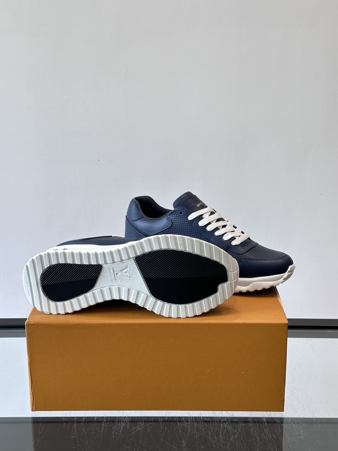 🖤LV Run Away男士运动鞋，头层牛皮+Monogram压纹，质感细腻又耐用。鞋底发泡+橡胶，轻盈